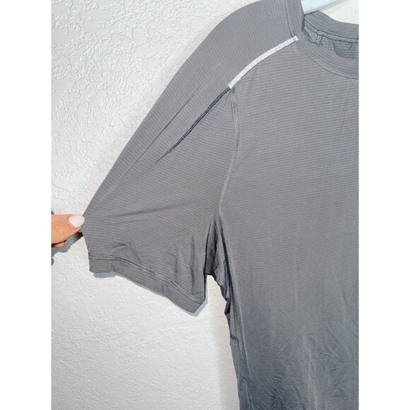 Lululemon Grey T-Shirt Men’s Small Running Gym Athletic Top Reflective 2A - Picture 3 of 6